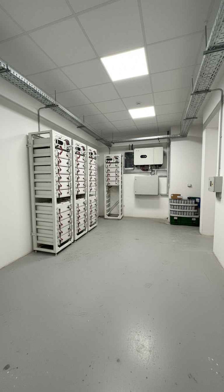 Sistem de stocare a energiei de 50 kWh cu baterii Felicity High Voltage, montat în camera tehnică a unui spațiu comercial