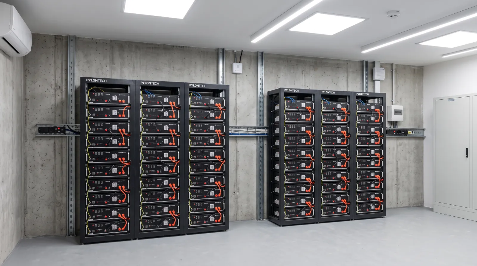 Șase rackuri de baterii Pylontech grupate câte trei, cu 300 kWh de stocare