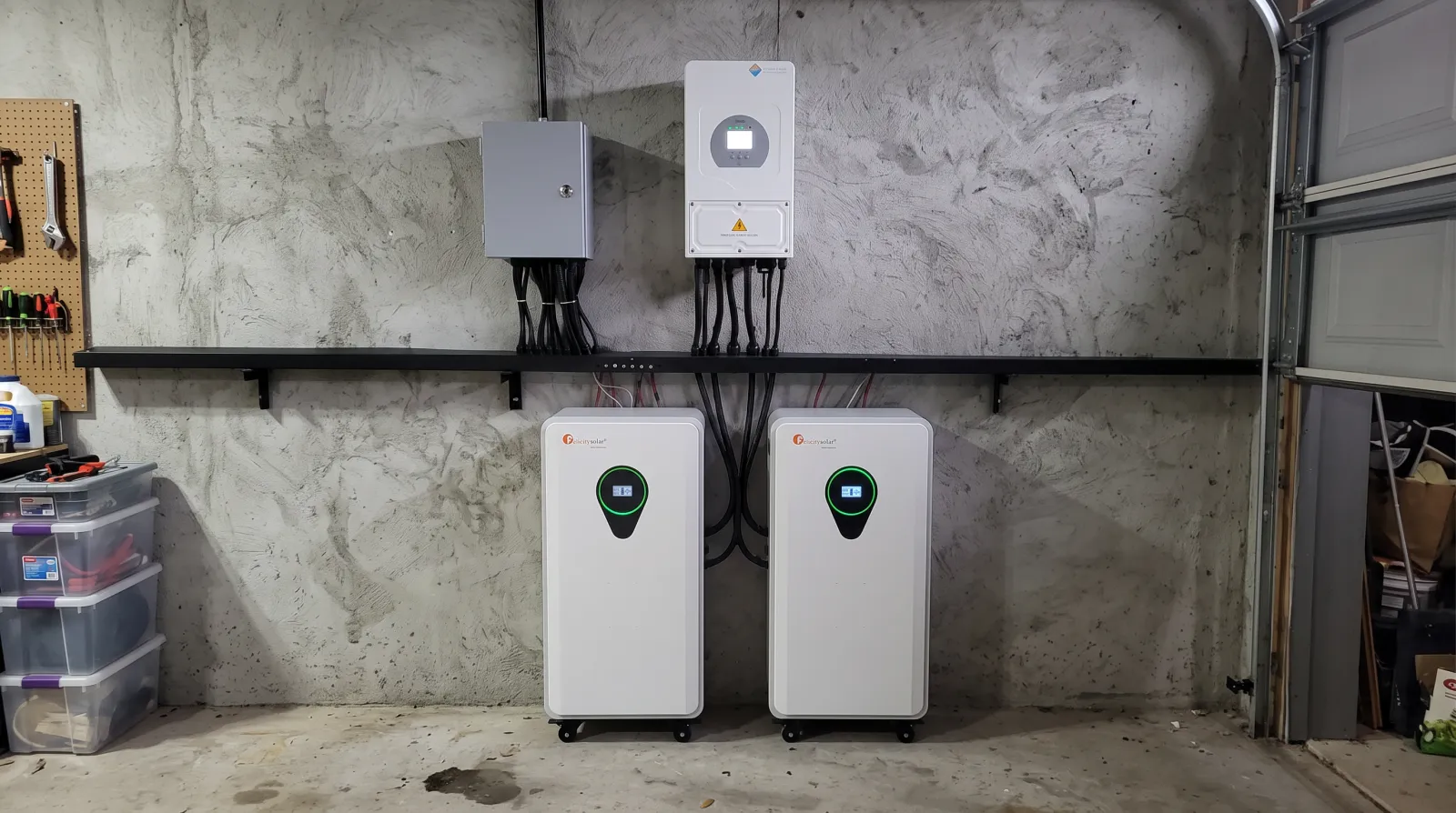 Invertor hibrid Deye și două baterii Felicity Solar FLA de 16 kWh montate în garaj