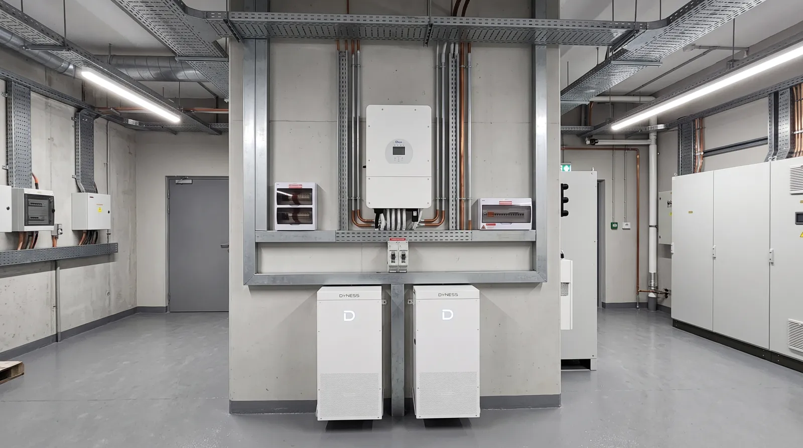 Invertor Deye 20kW trifazat și două baterii Dyness PowerBrick în camera tehnică a supermarketului